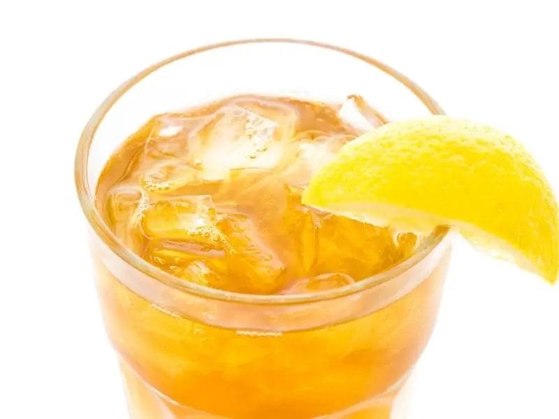 Arnold Palmer Cocktail with lemon slice